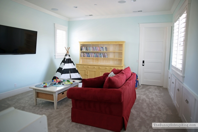 organized-playroom-and-tent